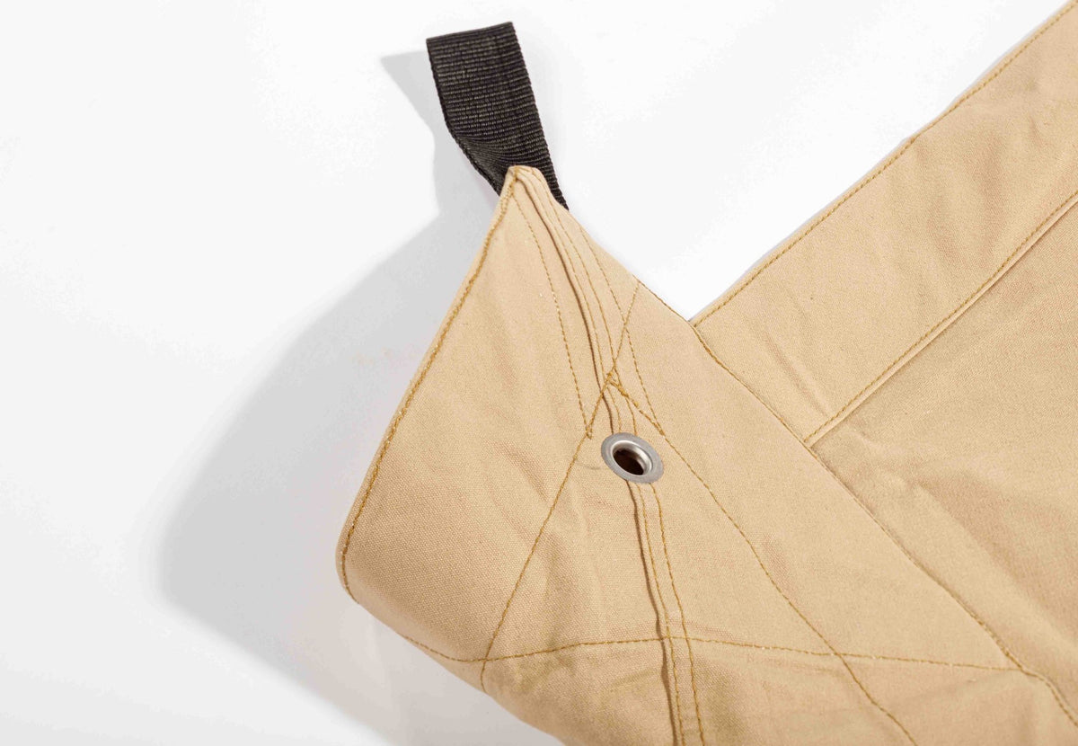 CanvasCamp Heavy Duty Shelter, coin replié avec œillet et une boucle noire sur le bord