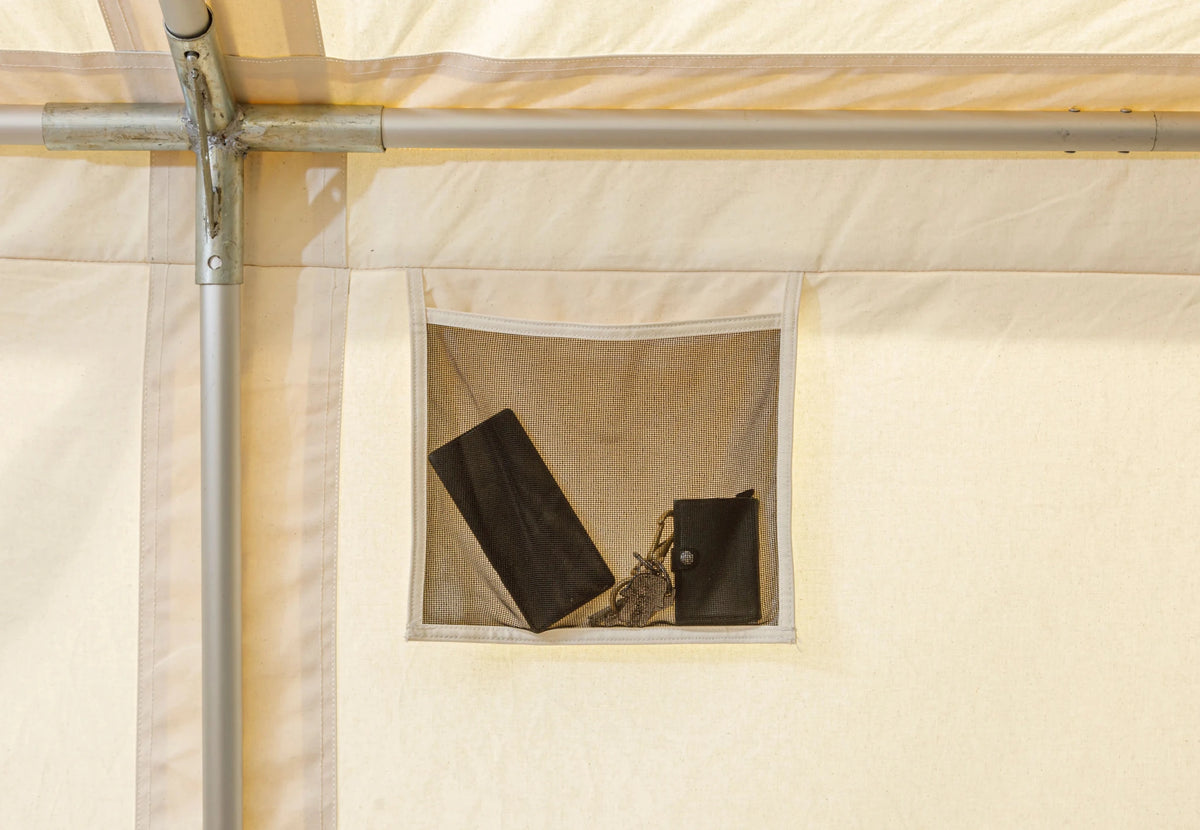 CanvasCamp Heavy Duty Safari Tent, poche de rangement en filet sur la paroi intérieure, avec des affaires