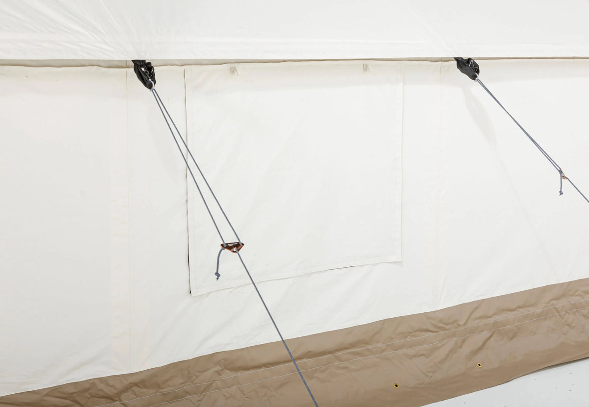 CanvasCamp Heavy Duty Safari Tent, côté avec rabat de fenêtre fermé et haubans