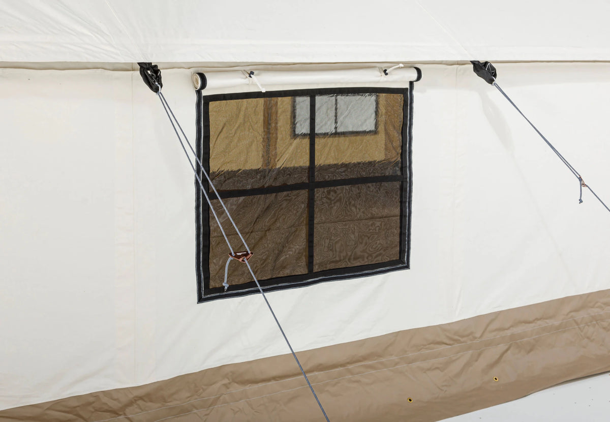 CanvasCamp Heavy Duty Safari Tent, côté avec rabat de fenêtre enroulé et fenêtre en moustiquaire