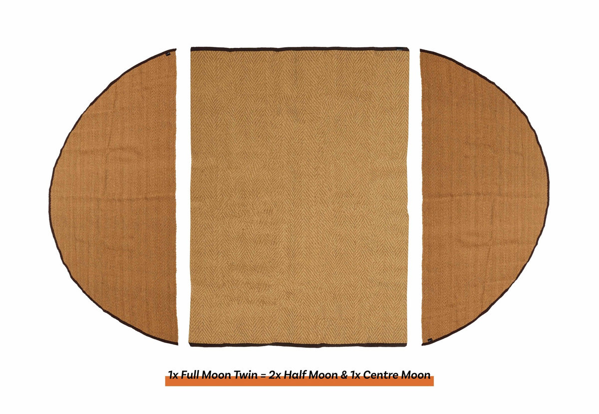 Tapis coco rectangulaire CanvasCamp entre deux tapis demi-ronds, disposition Full Moon Twin
