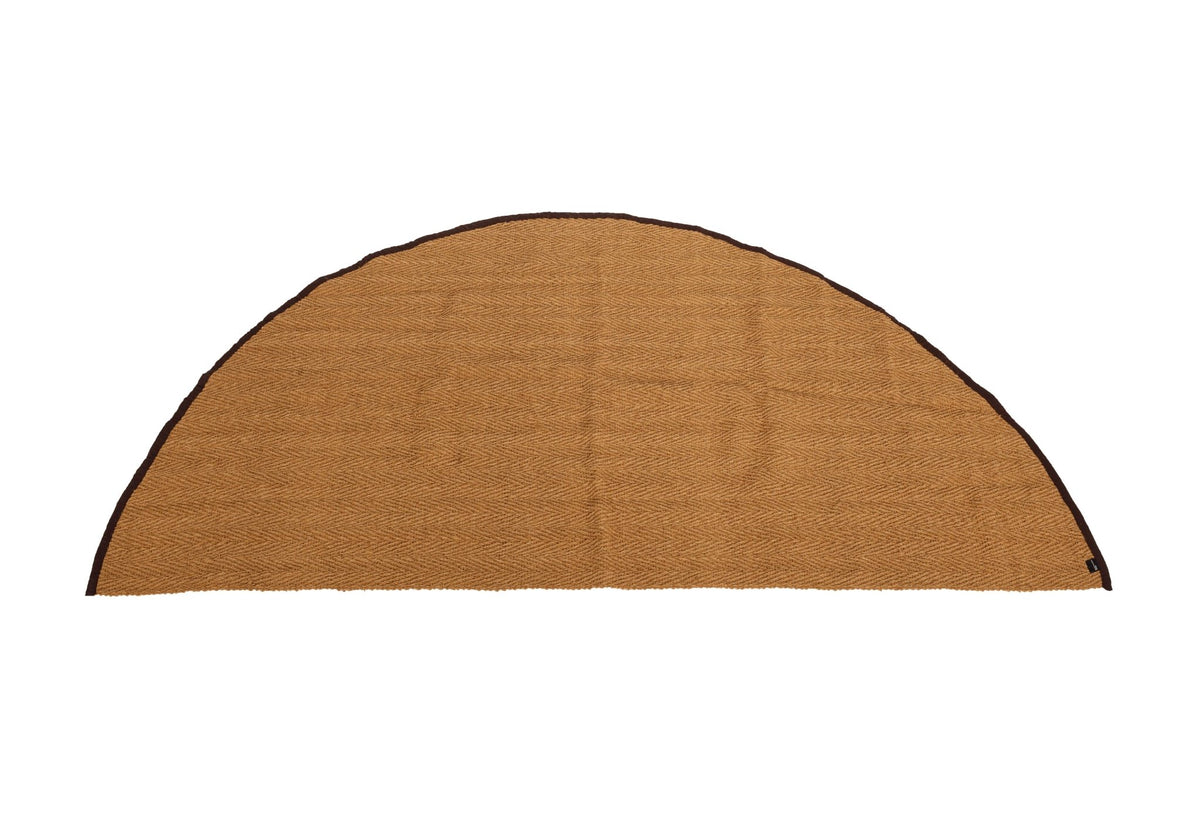 tapis de tente demi-rond en coco avec bordure foncée, à plat sur un fond blanc