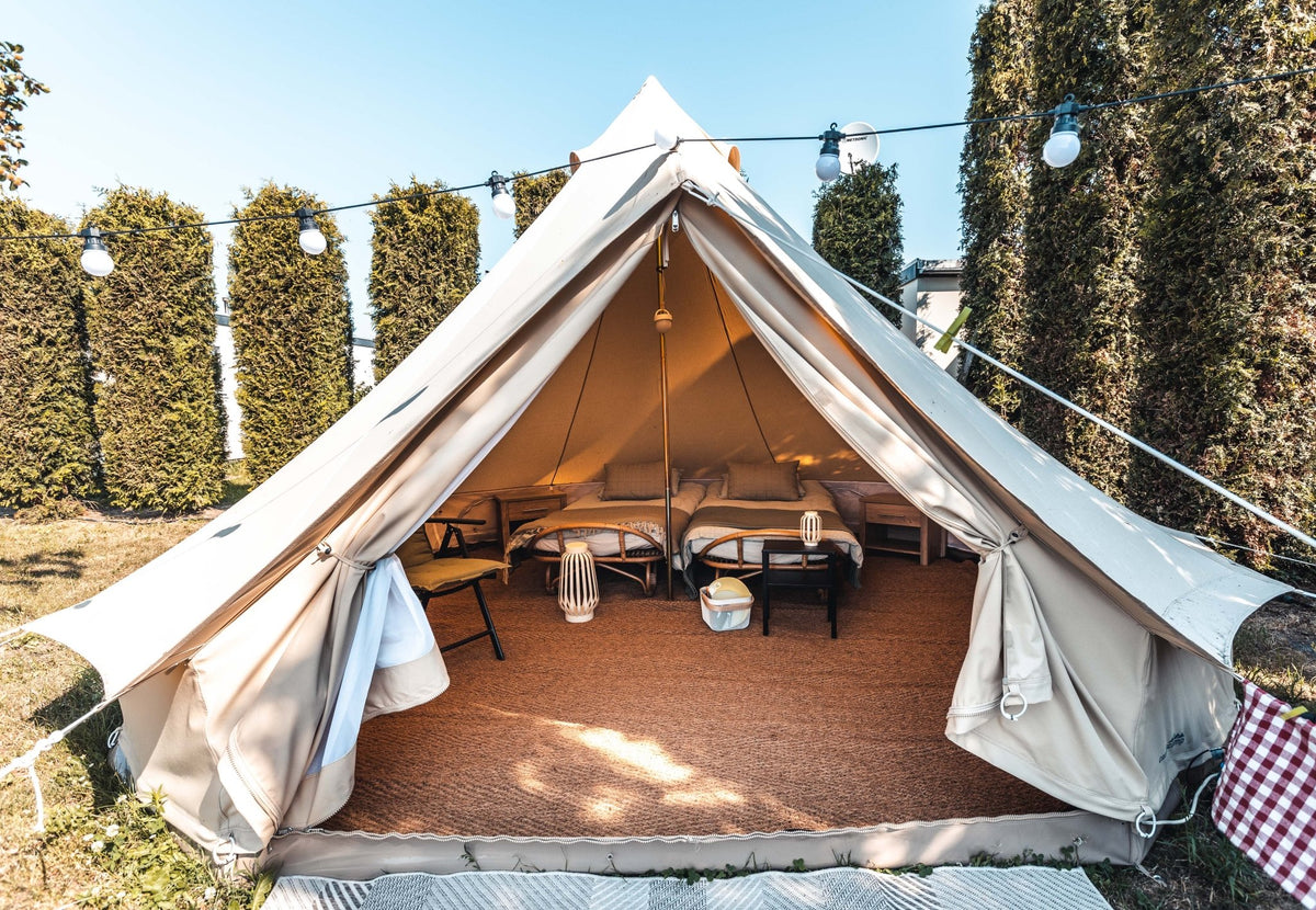 Tapis coco demi-rond CanvasCamp comme sol dans une tente cloche à la porte ouverte