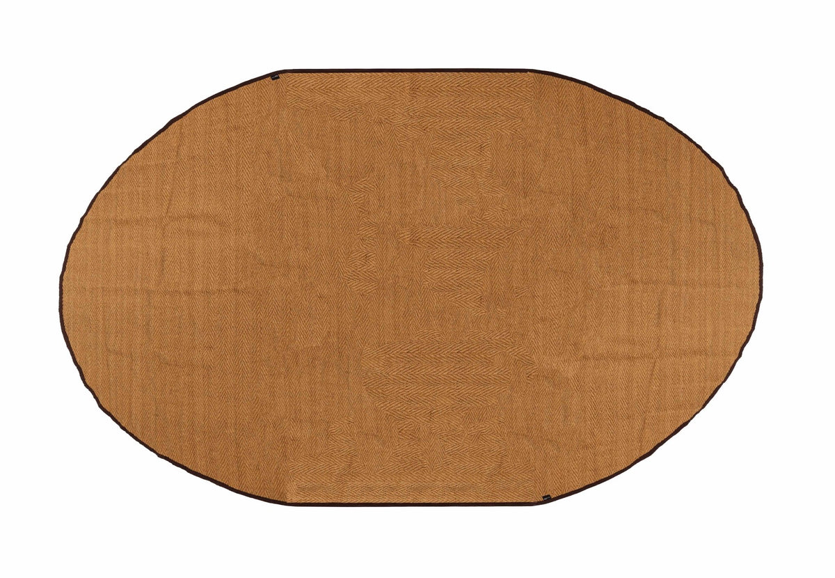 Tapis coco rond CanvasCamp vu du dessus, de forme ovale avec ourlet foncé