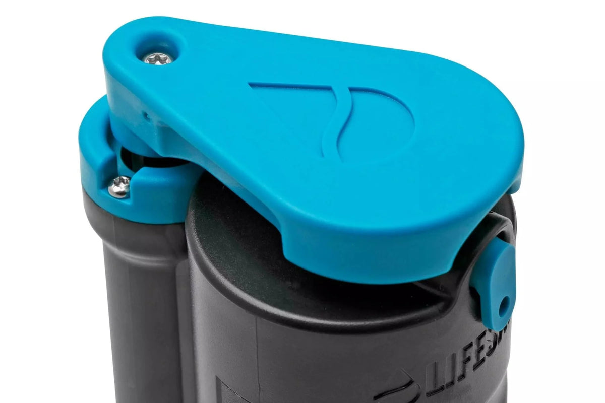 Lifesaver Wayfarer, détail du levier de pompe bleu replié sur le dessus