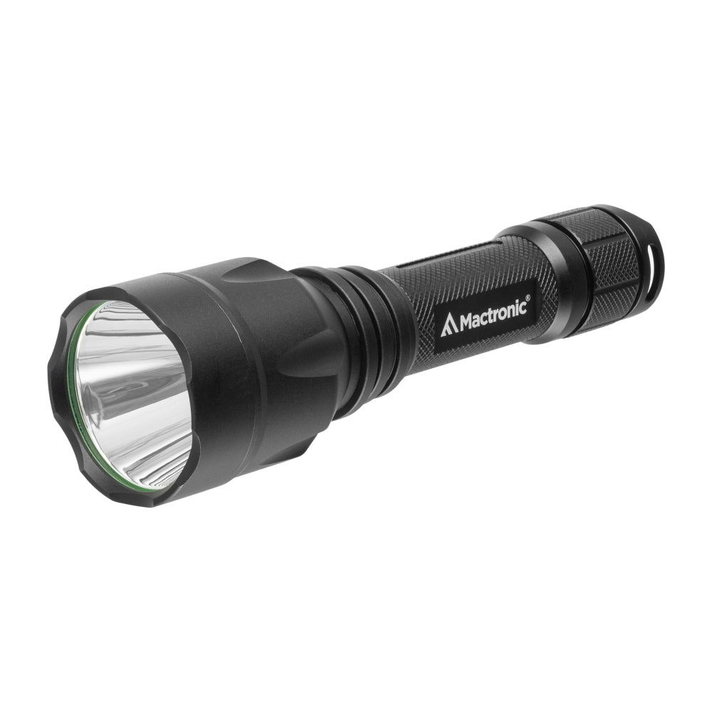Mactronic Black Eye 1550 lampe de poche noire, vue de face en biais avec le réflecteur et la lentille
