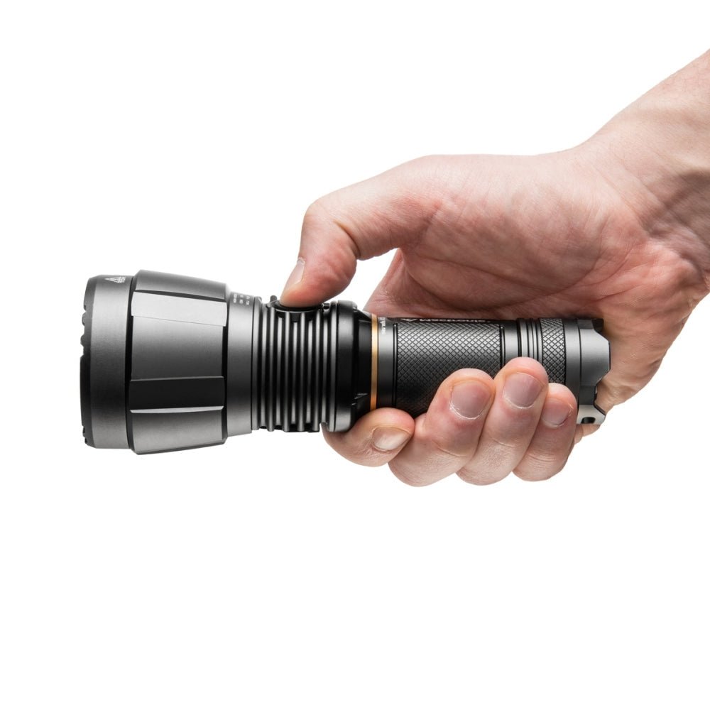 Lampe de poche Mactronic Blitz K3 en main, de profil avec la grande tête vers la gauche