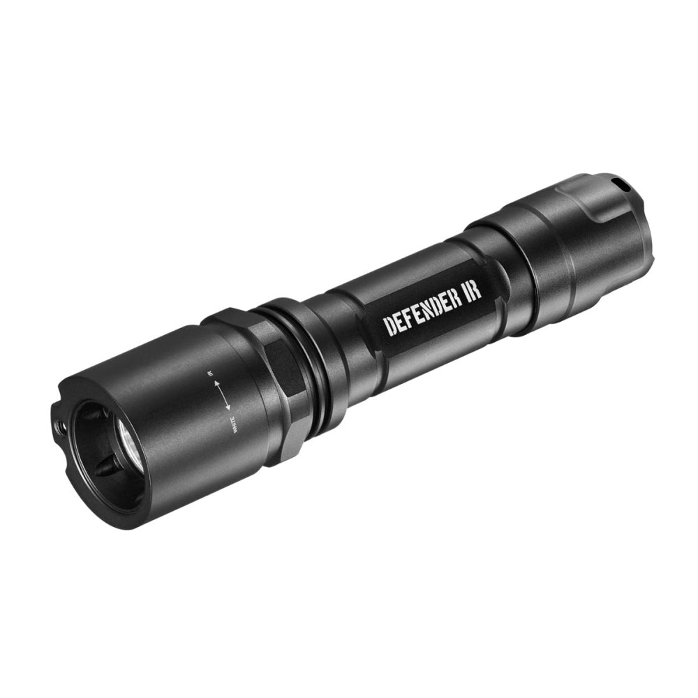 Mactronic Defender IR lampe torche noire avec l'inscription Defender IR, posée en biais