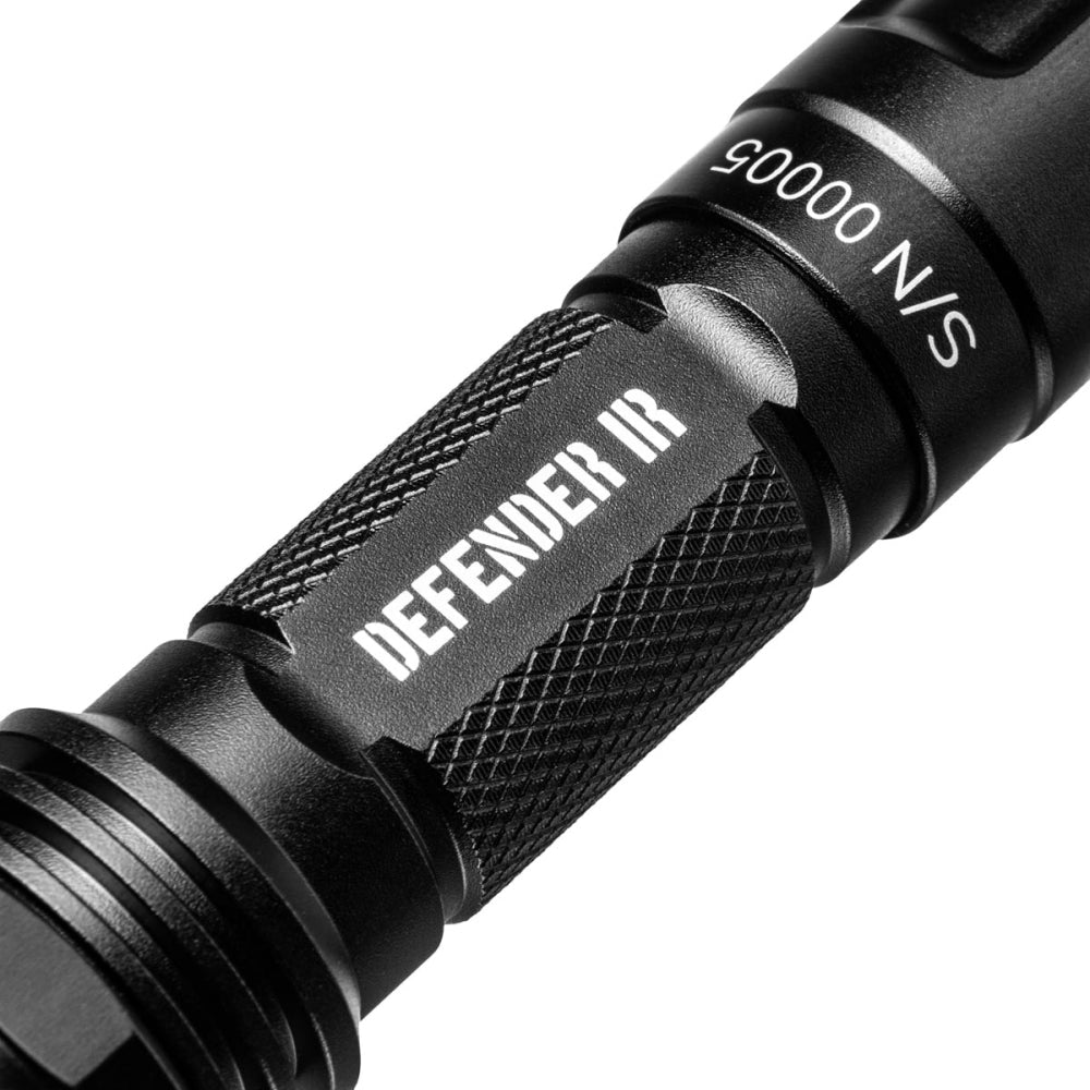 Mactronic Defender IR détail du corps rainuré avec l'inscription Defender IR