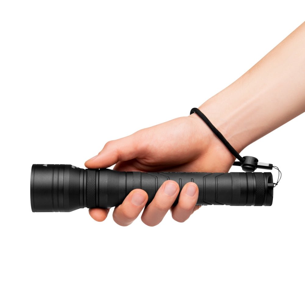 Lampe torche Mactronic Expert PL3 noire en main avec la dragonne au poignet