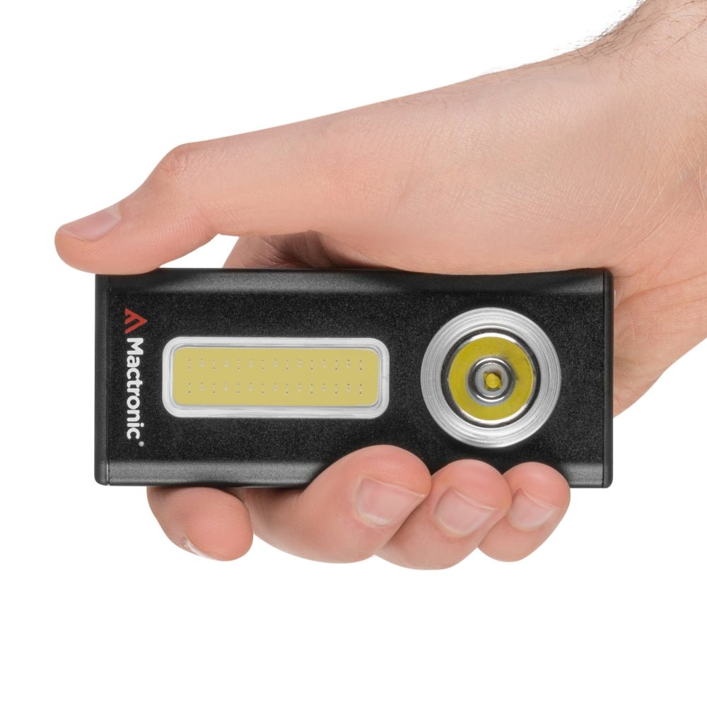 Mactronic Flagger 650 tenue en travers dans une main, lumière de travail et spot visibles