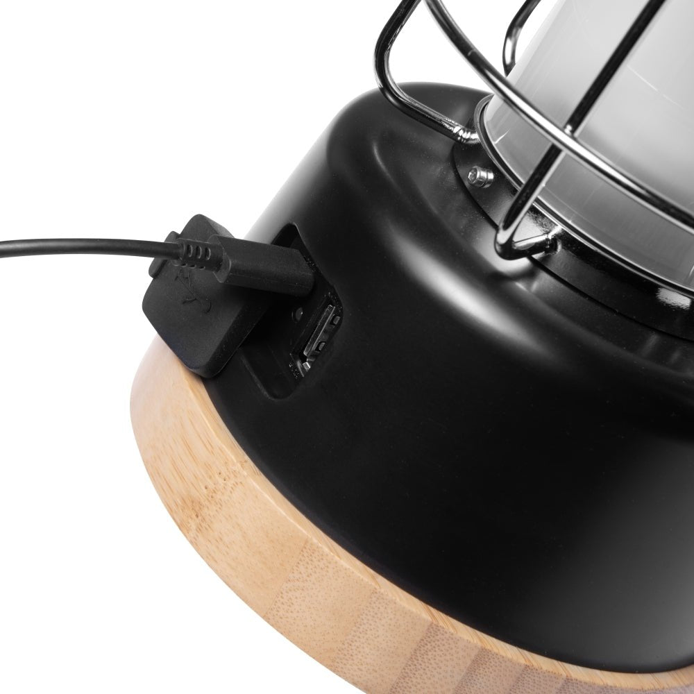 Mactronic Pacifica détail du pied noir avec le câble de charge branché