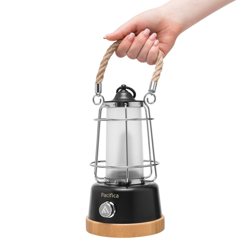 Lanterne Mactronic Pacifica portée à la main par l'anse en corde