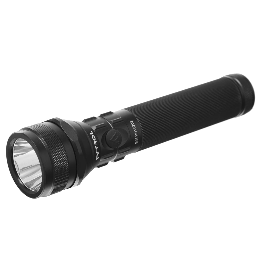 Mactronic Patrol lampe torche noire de trois quarts avec la tête rainurée et la LED