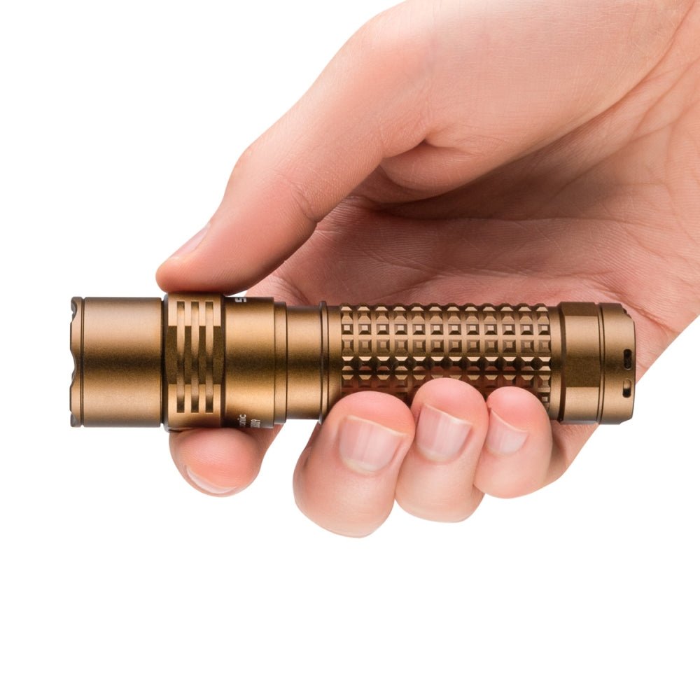 Lampe torche Mactronic Sirius T25 posée dans une main, la tête vers la gauche