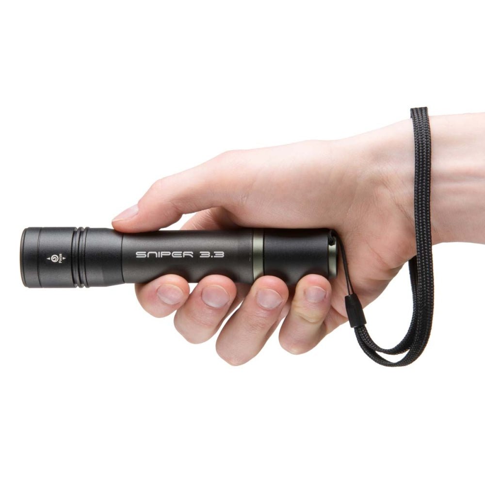 Mactronic Sniper 3.3 lampe torche tenue en main avec la dragonne au poignet