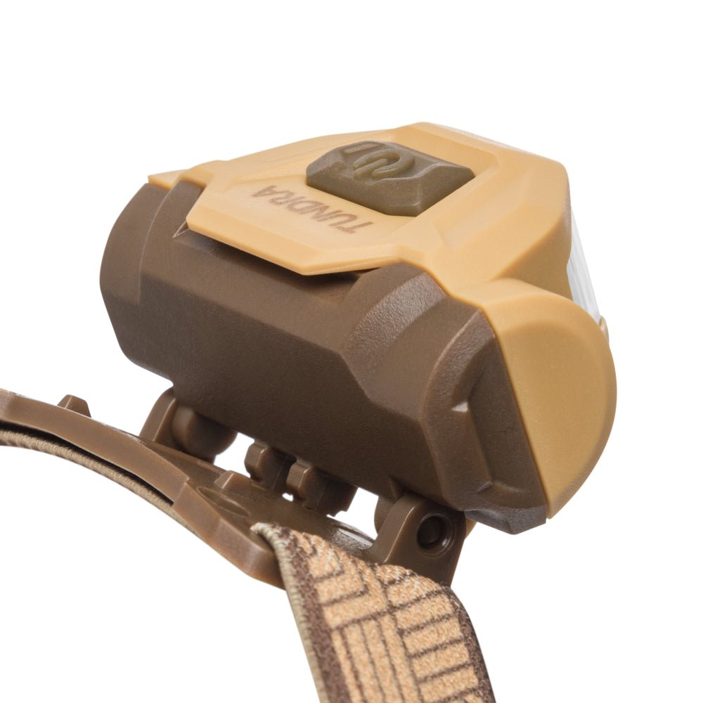 Lampe frontale Mactronic Tundra de profil avec support inclinable sur le bandeau
