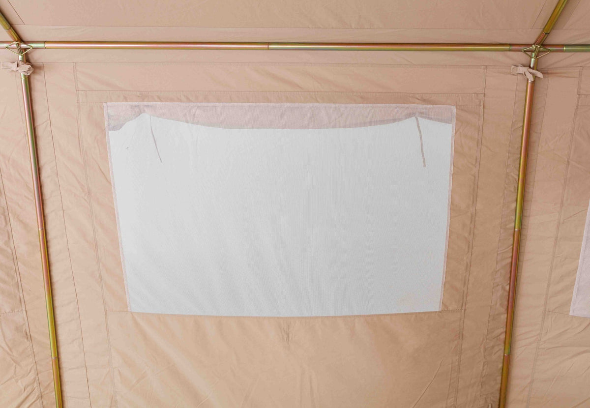 Tente de patrouille CanvasCamp Mess Traveller, fenêtre vue de l'intérieur entre les mâts métalliques