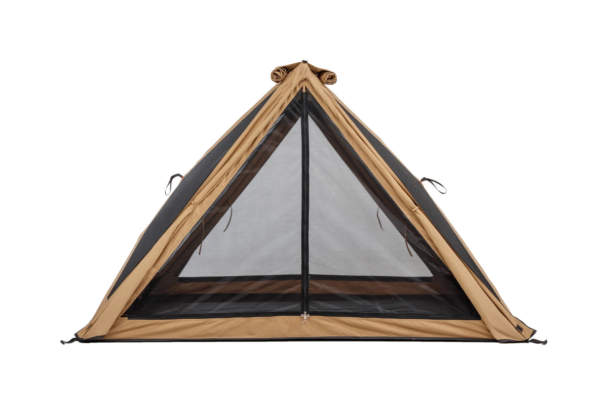 CanvasCamp Mouflon de face avec porte ouverte et moustiquaire noire dans l'ouverture triangulaire