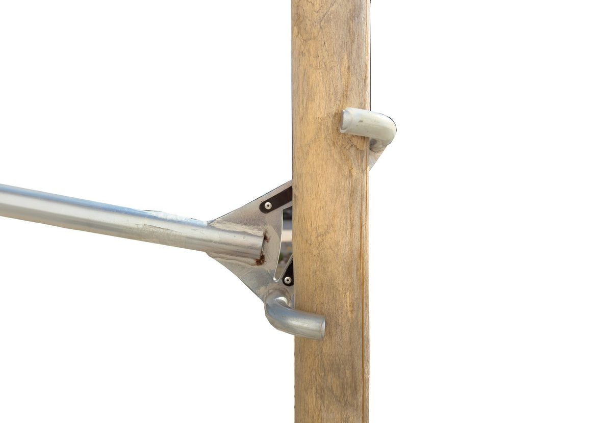 Lève-mât CanvasCamp utilisé contre un mât en bois, vu de côté