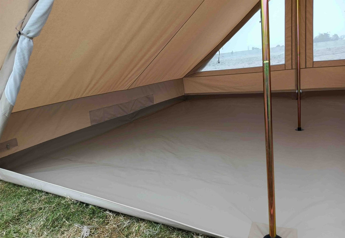 CanvasCamp Patrol Traveller vue de l'intérieur avec tapis de sol, mât et fenêtres à l'arrière