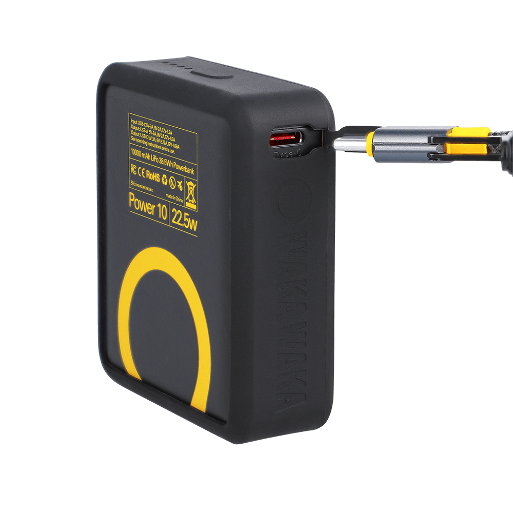 WakaWaka Power 10 vu de dos en biais avec un câble dans le port USB-C sur le côté