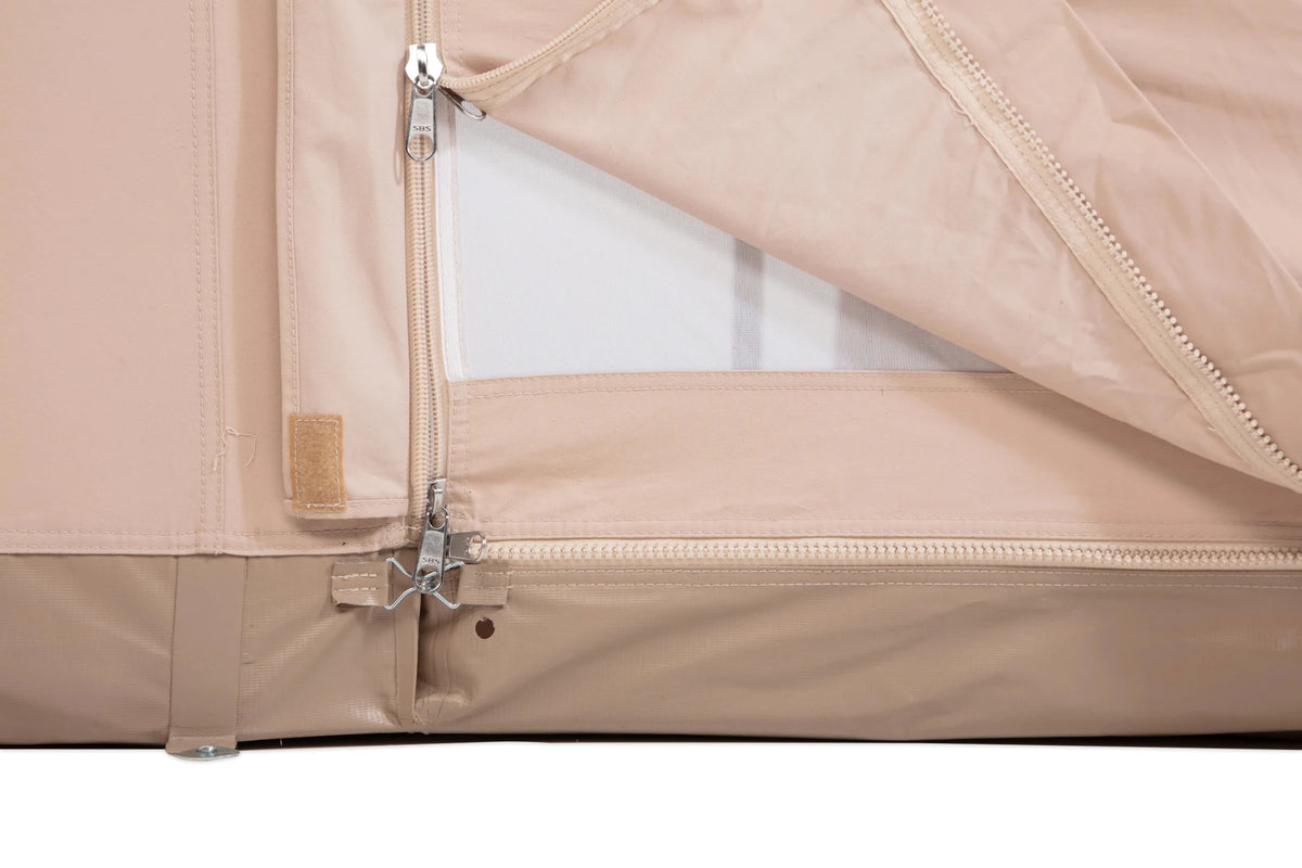 CanvasCamp Roman Traveller, détail d'une fenêtre ouverte avec fermeture éclair et crochet en bas