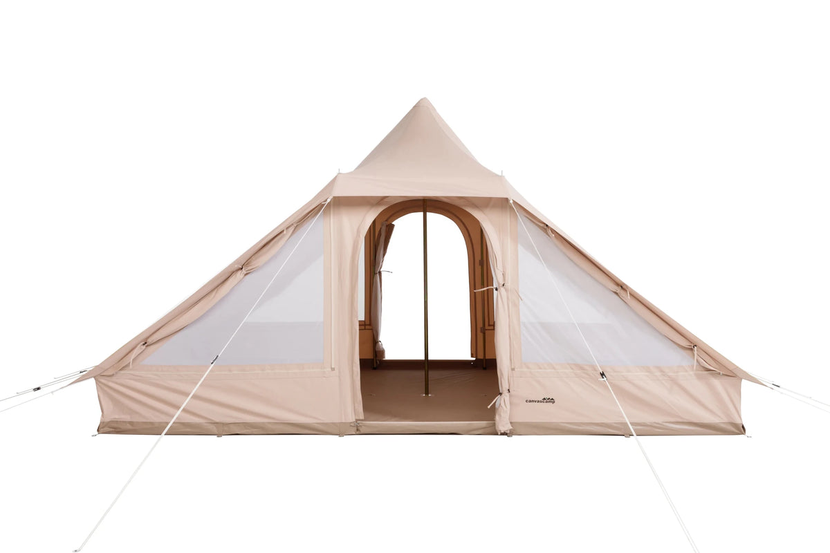 CanvasCamp Roman Traveller vue de face avec porte ouverte et fenêtres en moustiquaire de chaque côté