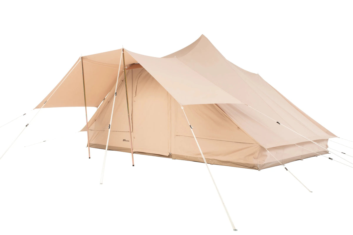 CanvasCamp Roman Traveller vue de biais avec l'auvent monté sur des mâts