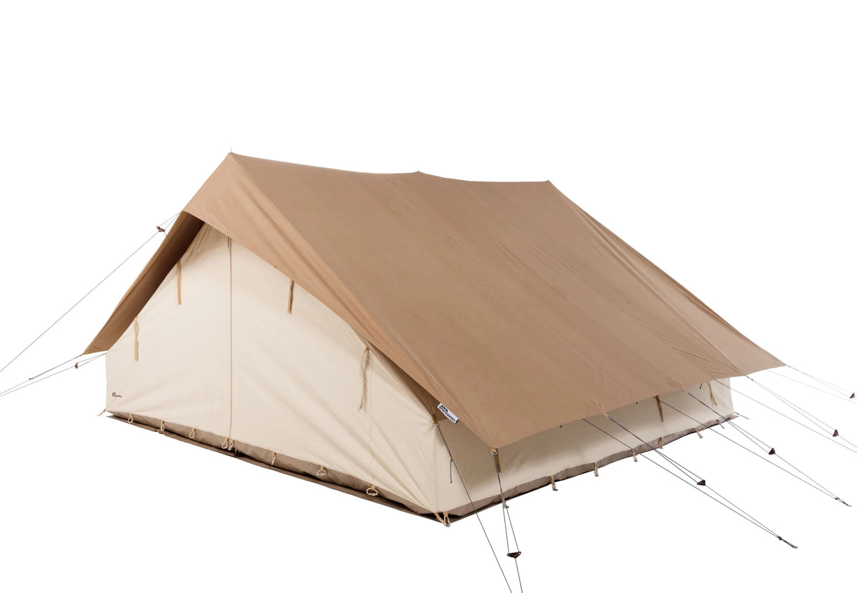 CanvasCamp Apex 4 x 6 vue de biais avec toit débordant couleur sable et haubans