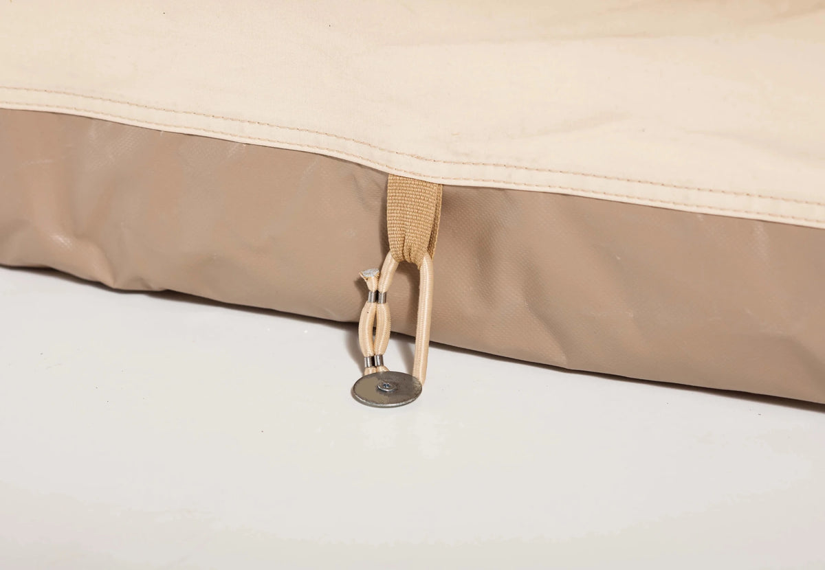 CanvasCamp Apex 4 x 6 bas de la paroi avec une boucle en tissu autour d'une sardine
