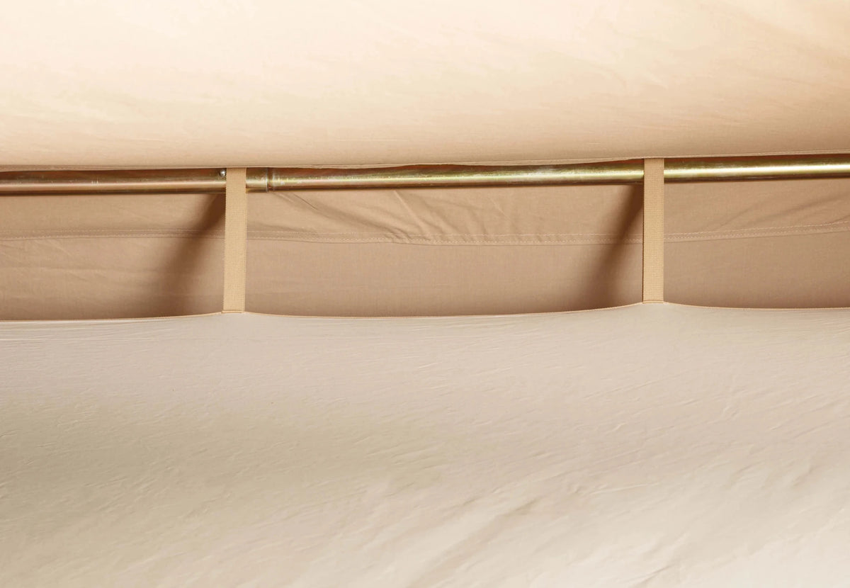 CanvasCamp Apex 4 x 6 intérieur le long de la paroi latérale, barre métallique avec boucles en tissu au-dessus du sol