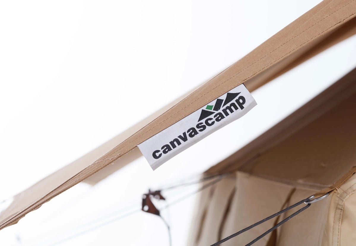 CanvasCamp Apex 4 x 6 bord du toit avec étiquette CanvasCamp et un tendeur sur le hauban
