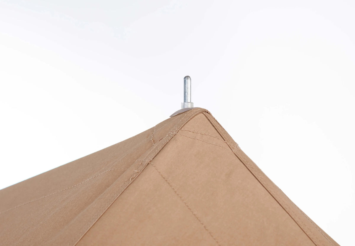 CanvasCamp Apex 4 x 6 faîte vu de l'extérieur avec la pointe métallique du mât au-dessus du toit