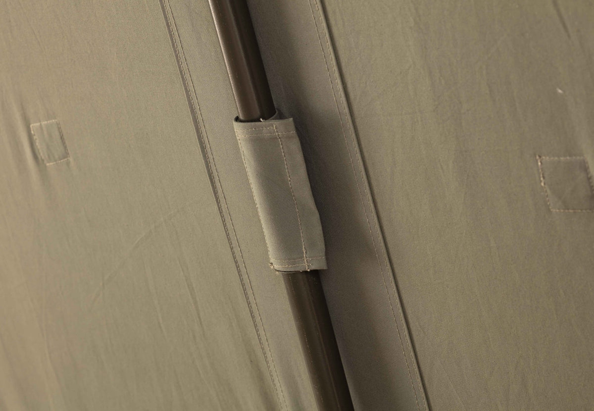 CanvasCamp Mess Apex 5 x 6 détail d'un mât dans une boucle à l'intérieur de la toile