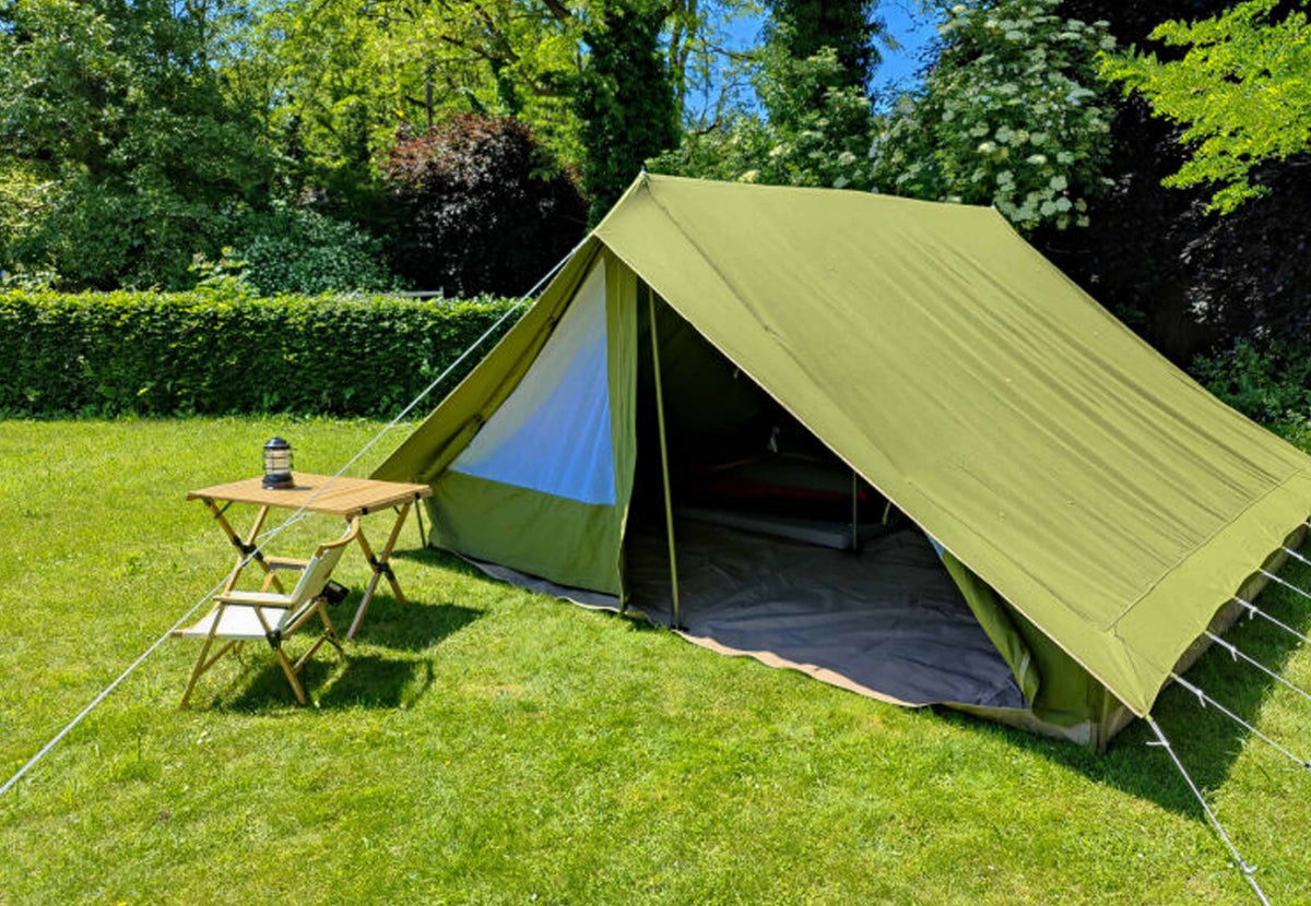 CanvasCamp Patrol Pro de trois quarts avant avec porte enroulée et vue sur le tapis de sol