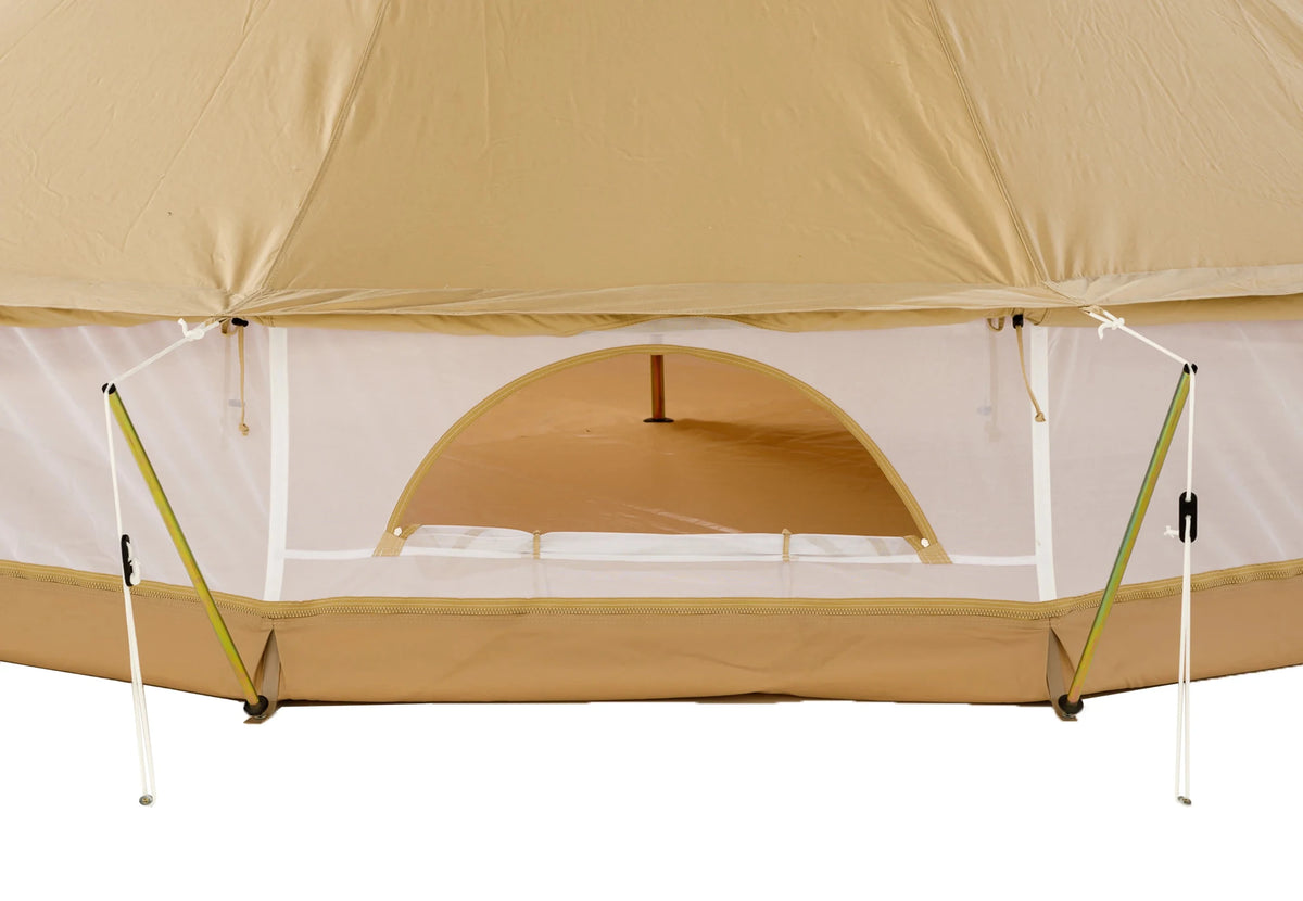 CanvasCamp Short Guy Poles au bord du toit d'une tente cloche avec paroi latérale relevée