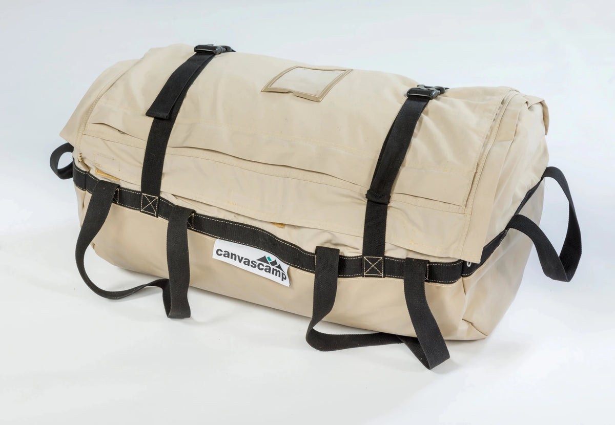 CanvasCamp Sibley Apex 520 Panorama rangée dans le sac de transport beige à sangles noires
