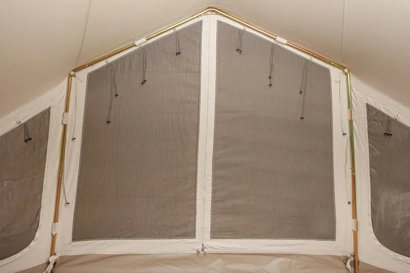 CanvasCamp Sibley Apex 520 Panorama paroi avant vue de l'intérieur avec panneaux moustiquaires et armature