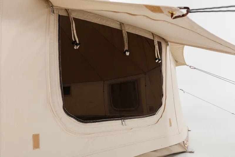 CanvasCamp Sibley Apex 520 Panorama détail d'une fenêtre moustiquaire avec boucles pour le rabat enroulé