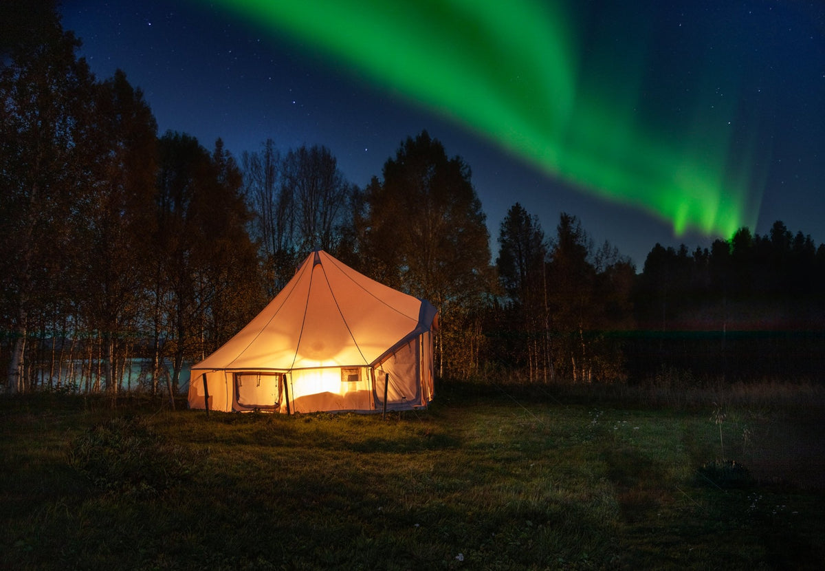 CanvasCamp Sibley Apex 520 Panorama éclairée dans la nuit sous les aurores boréales