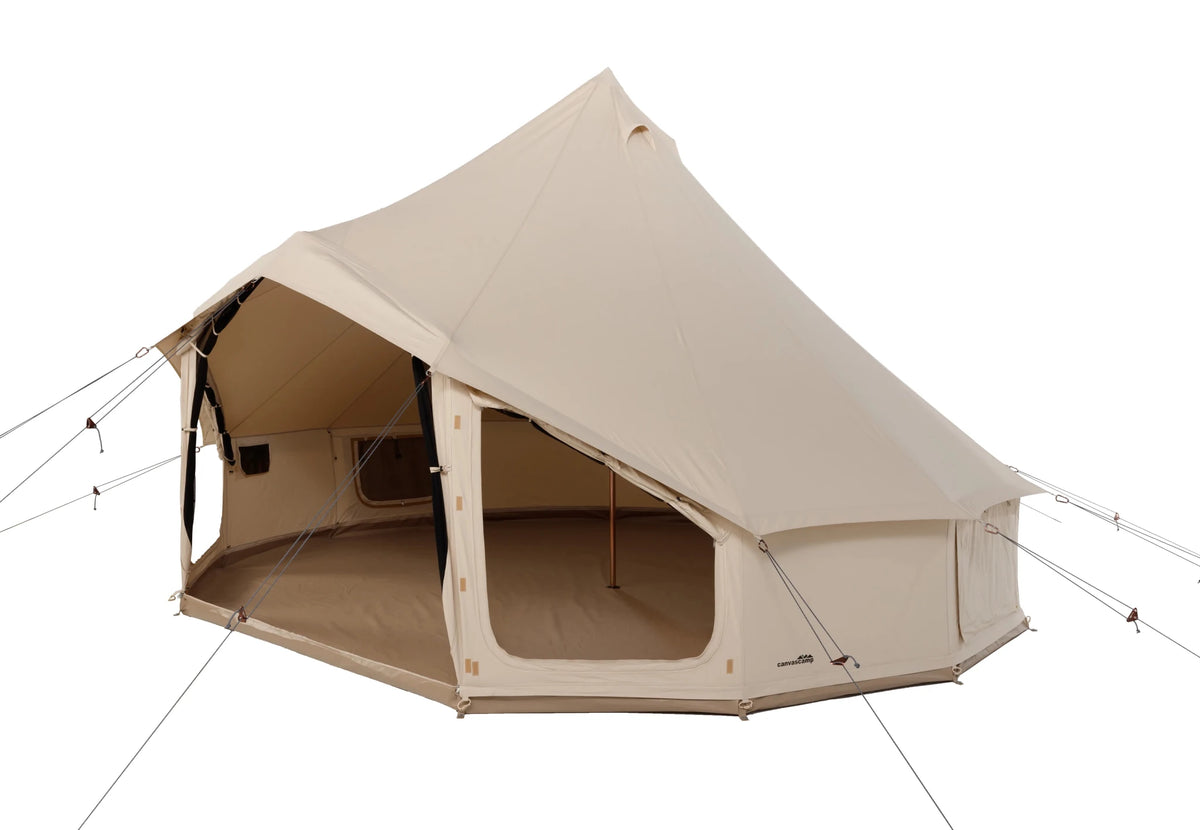 CanvasCamp Sibley Apex 520 Panorama de trois quarts avant avec panneaux ouverts et vue sur l'intérieur