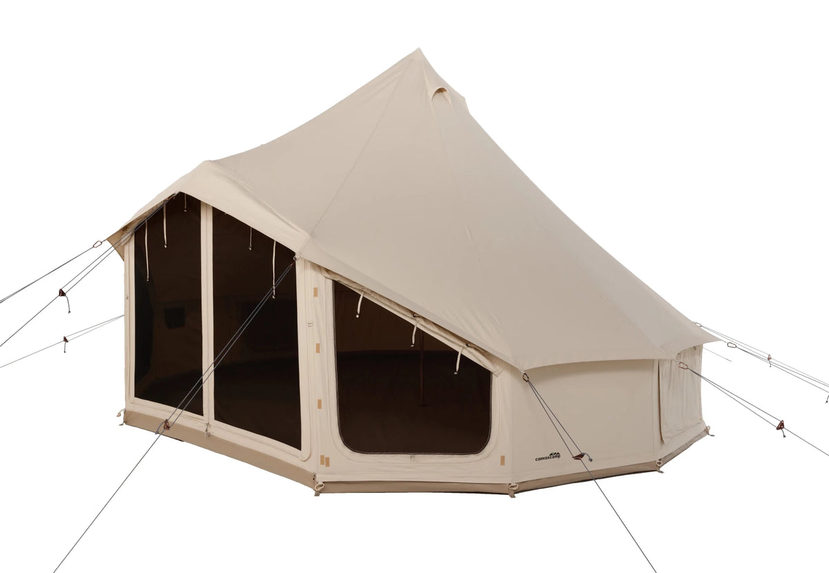 CanvasCamp Sibley Apex 520 Panorama de trois quarts avant avec fenêtres moustiquaires en façade