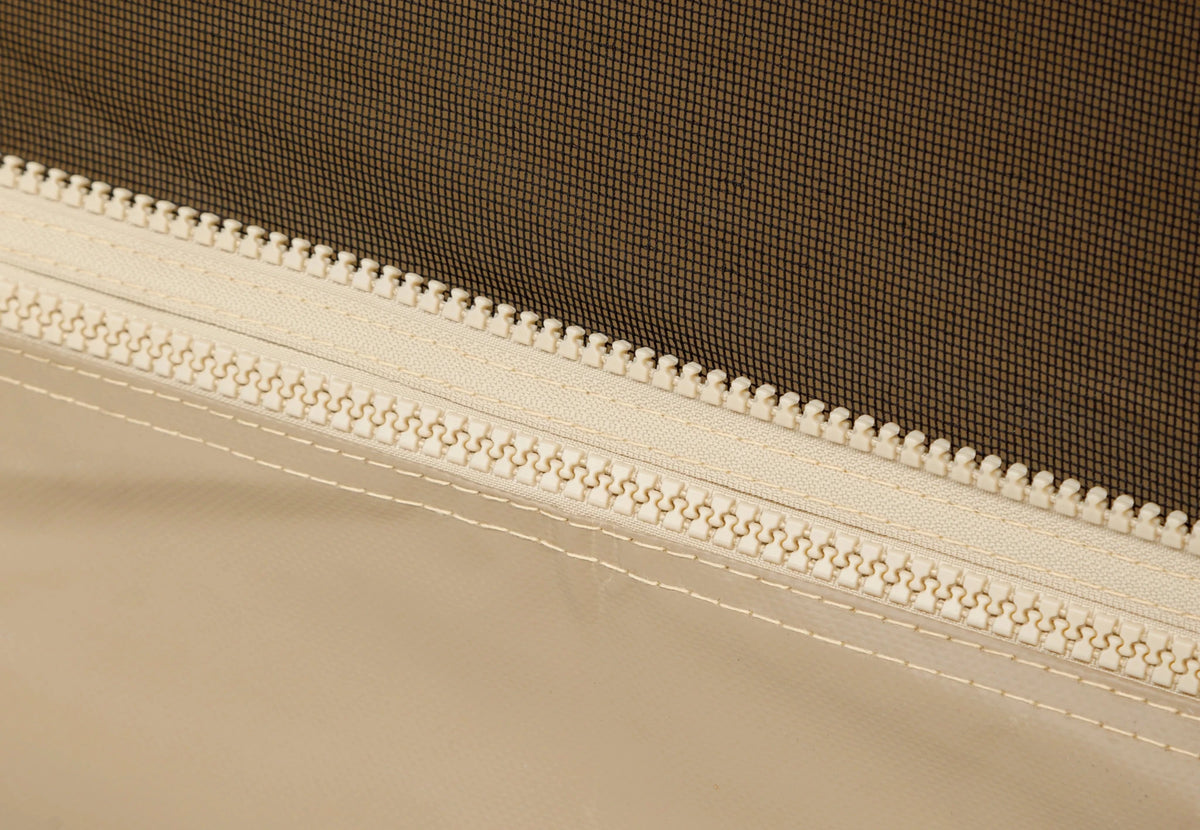 CanvasCamp Sibley Apex 500 détail de la fermeture éclair beige le long de la moustiquaire de la paroi
