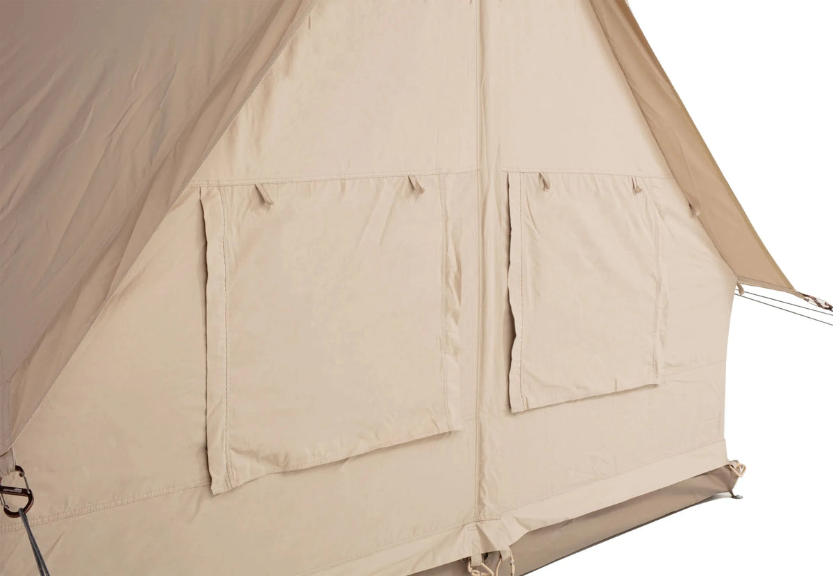 CanvasCamp Sibley Apex 600 Twin, côté avec deux fenêtres derrière des rabats en toile fermés