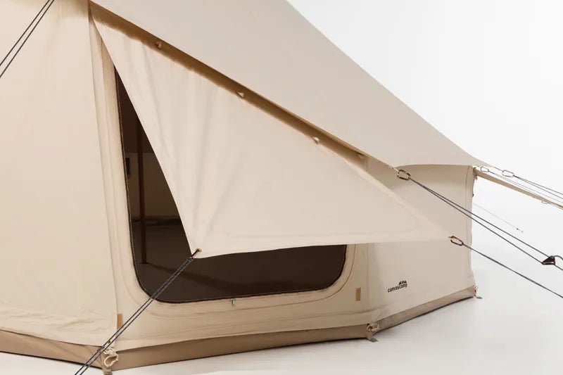 CanvasCamp Sibley Apex 620, côté avec le rabat de fenêtre ouvert en auvent au-dessus de la fenêtre