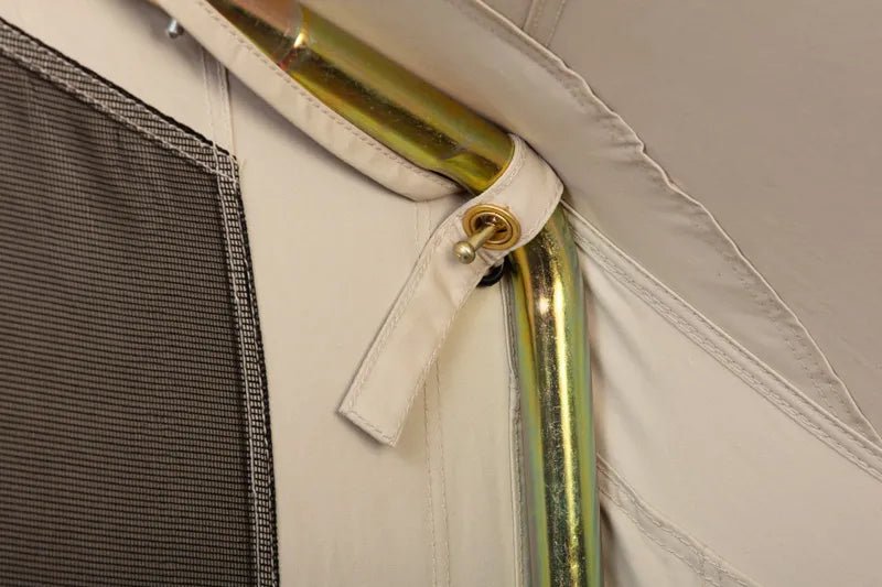 CanvasCamp Sibley Apex 620, détail du mât doré avec boucle en toile et anneau