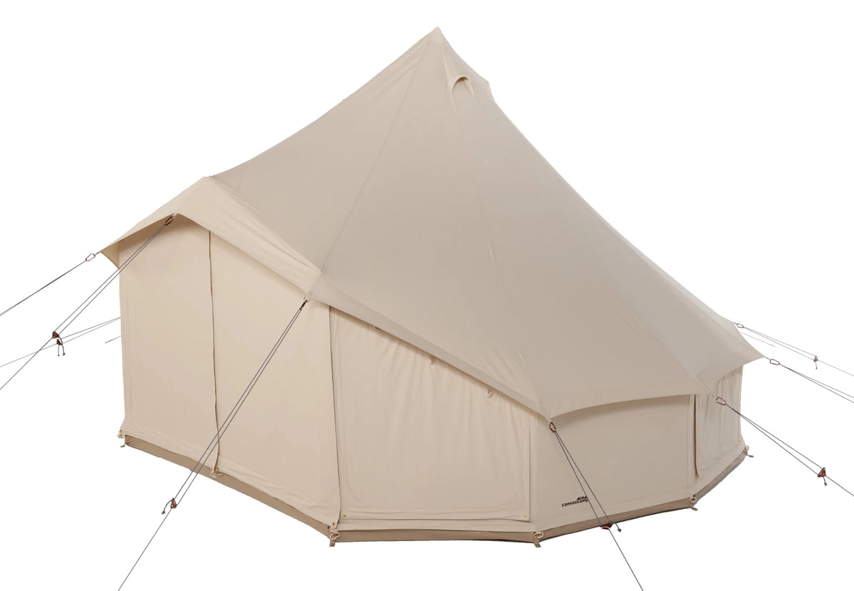 CanvasCamp Sibley Apex 620 de trois quarts avec l'avancée et les haubans