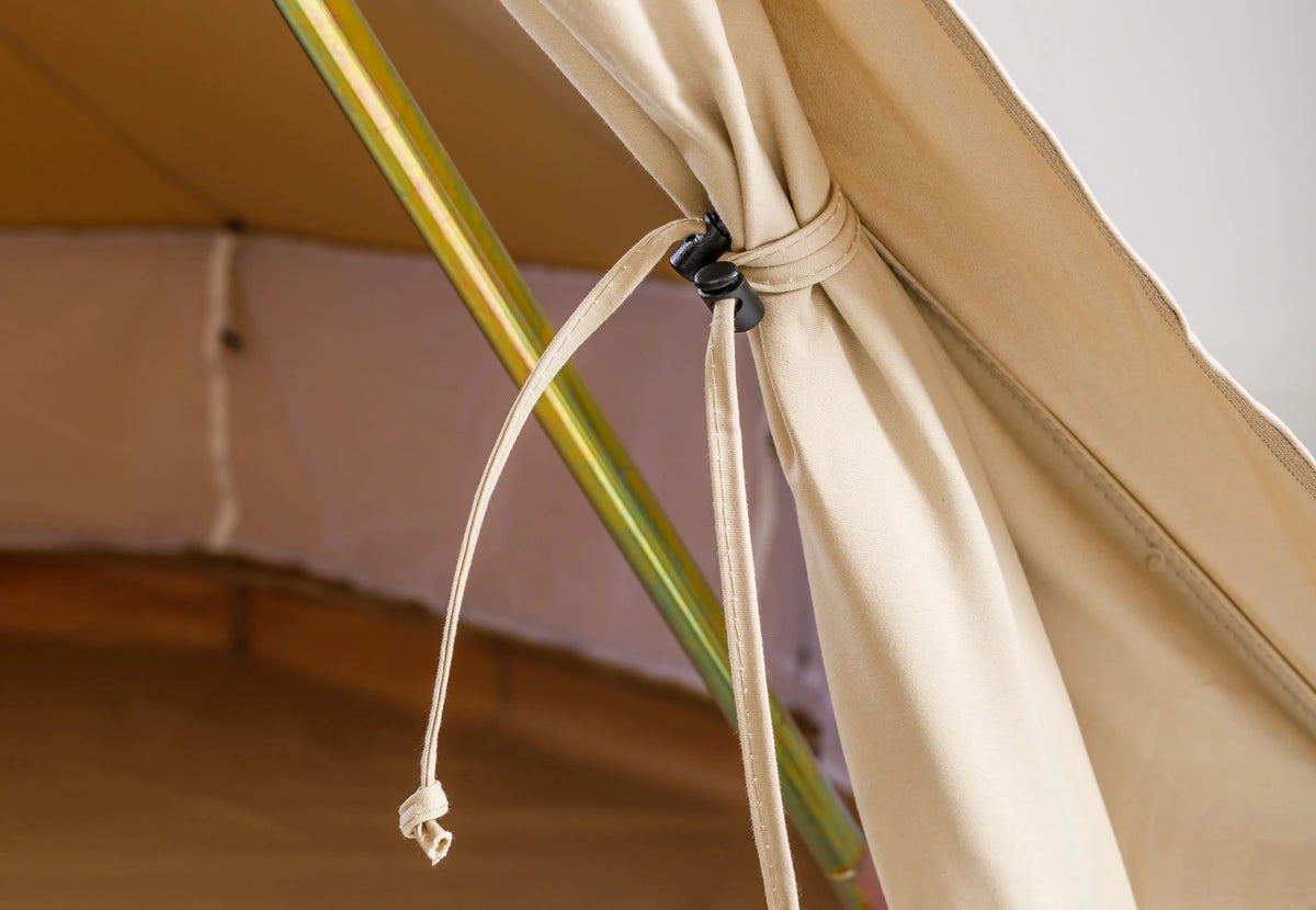 CanvasCamp Sibley ProTech 600 Twin, rabat de porte attaché par un cordon près du mât