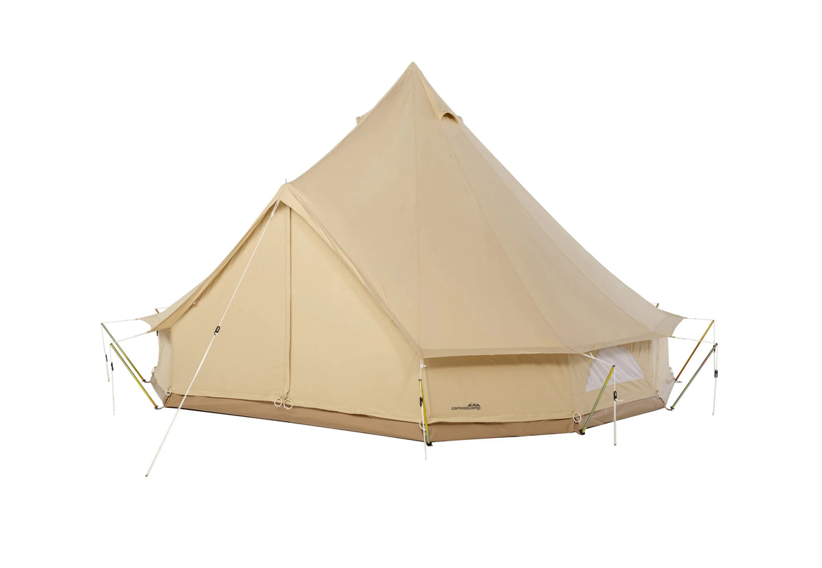 CanvasCamp Sibley ProTech 450 vue de trois quarts avant avec une petite fenêtre dans la paroi latérale